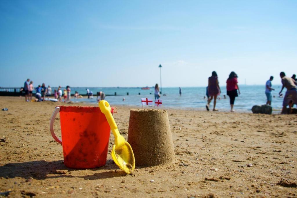 Marine Villa Hotel & Suites - Close To Beach, Train Station & Southend Airport Kültér fotó