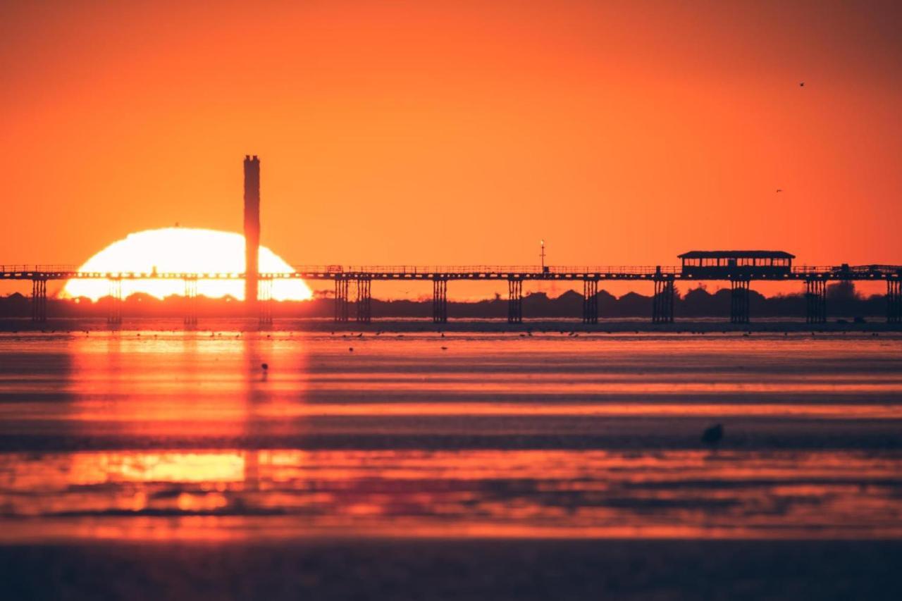 Marine Villa Hotel & Suites - Close To Beach, Train Station & Southend Airport Kültér fotó